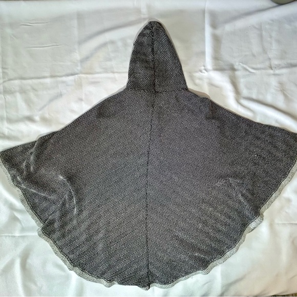 Lucky Brand Women's Black and White Herringbone Hooded SnapUp Knit Poncho Sz M/L - Picture 2 of 6